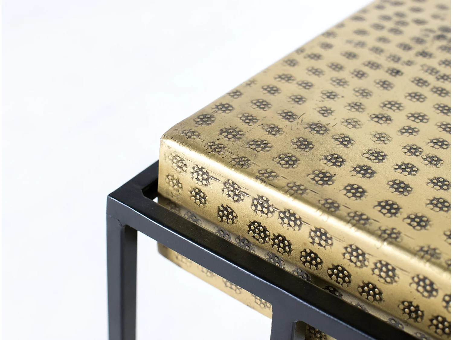 Table d'appoint en acier et pieds en fer doré