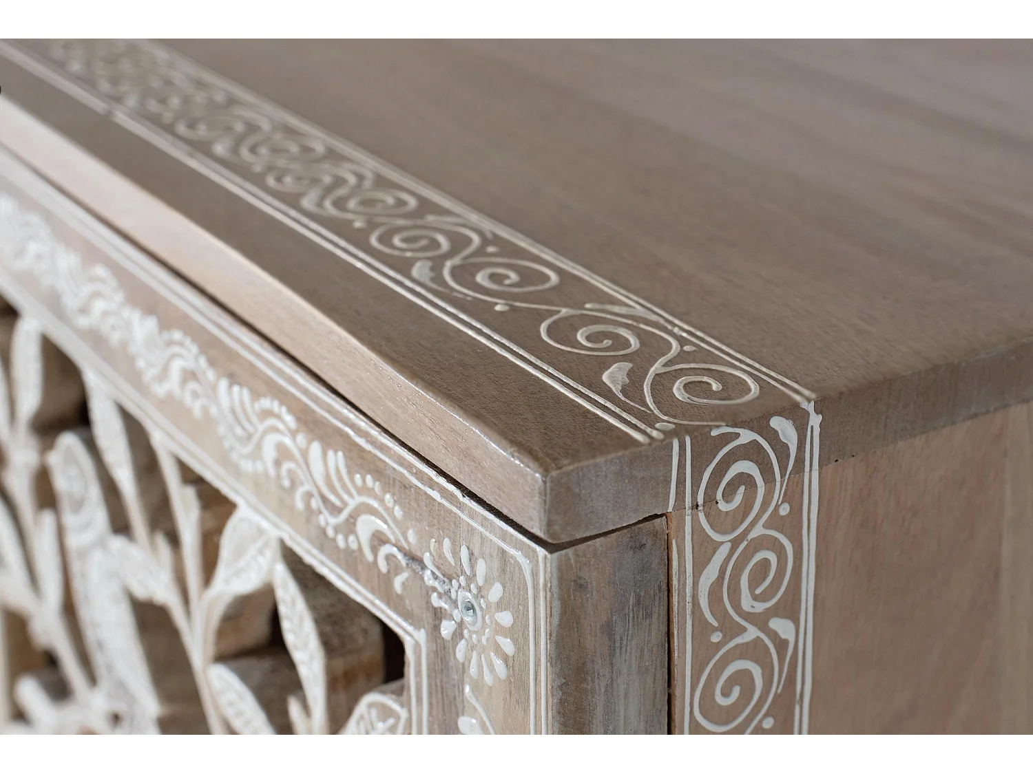 Sideboard aus Mangoholz mit handgeschnitzten Türen