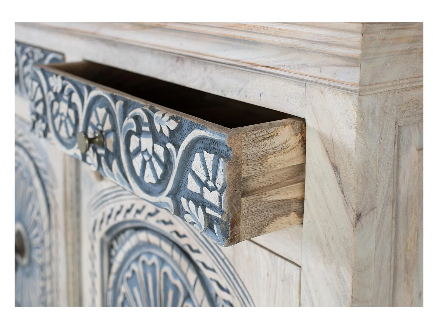 Credenza intagliata a mano con due cassetti e due ante