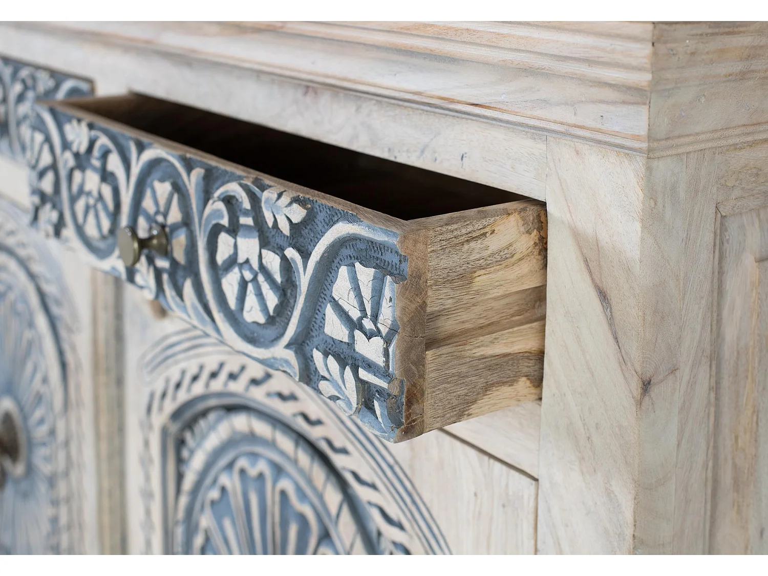Buffet sculpté à la main avec deux tiroirs et deux portes