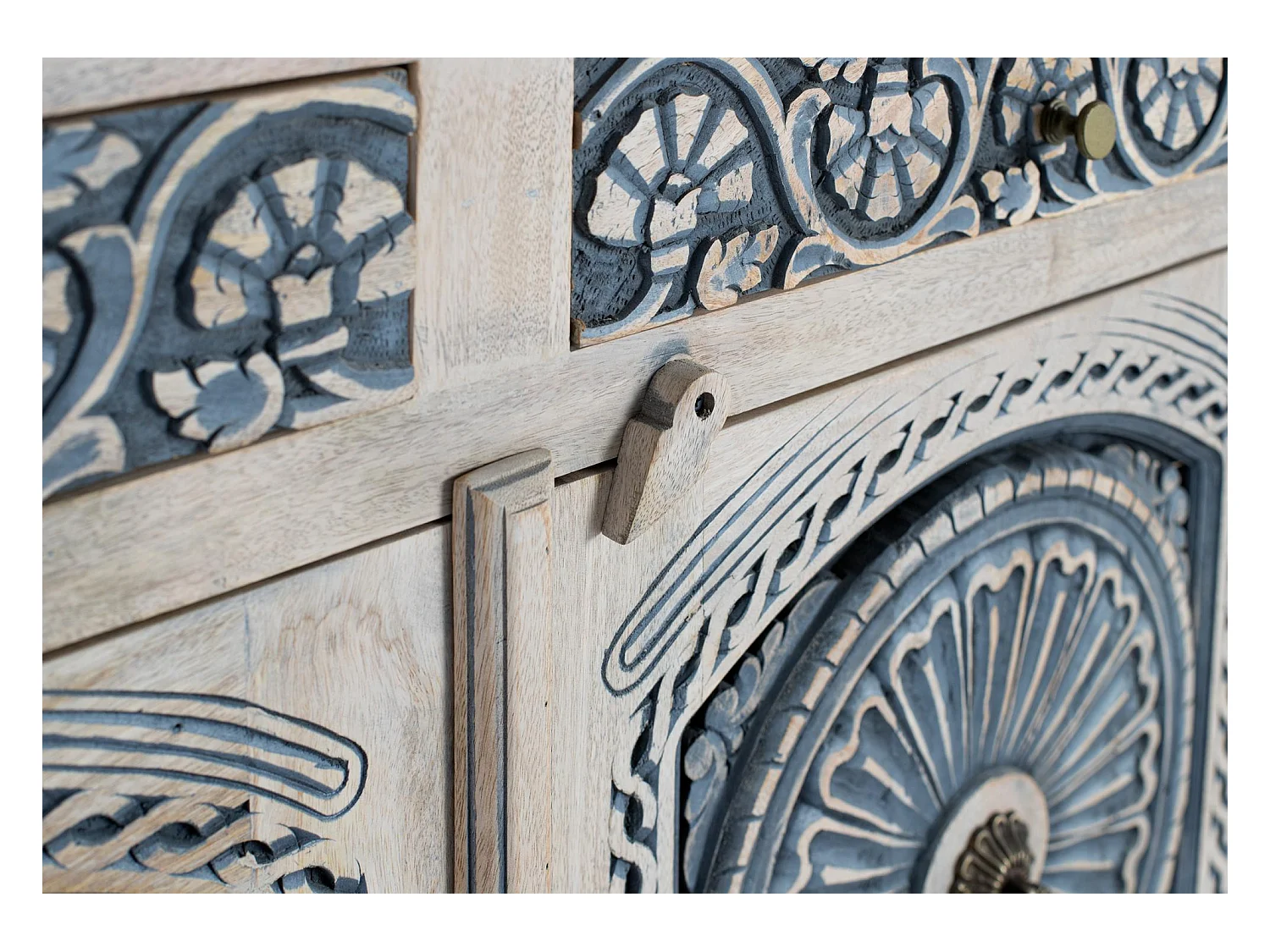 Credenza in legno massello di mango con tre cassetti e tre ante