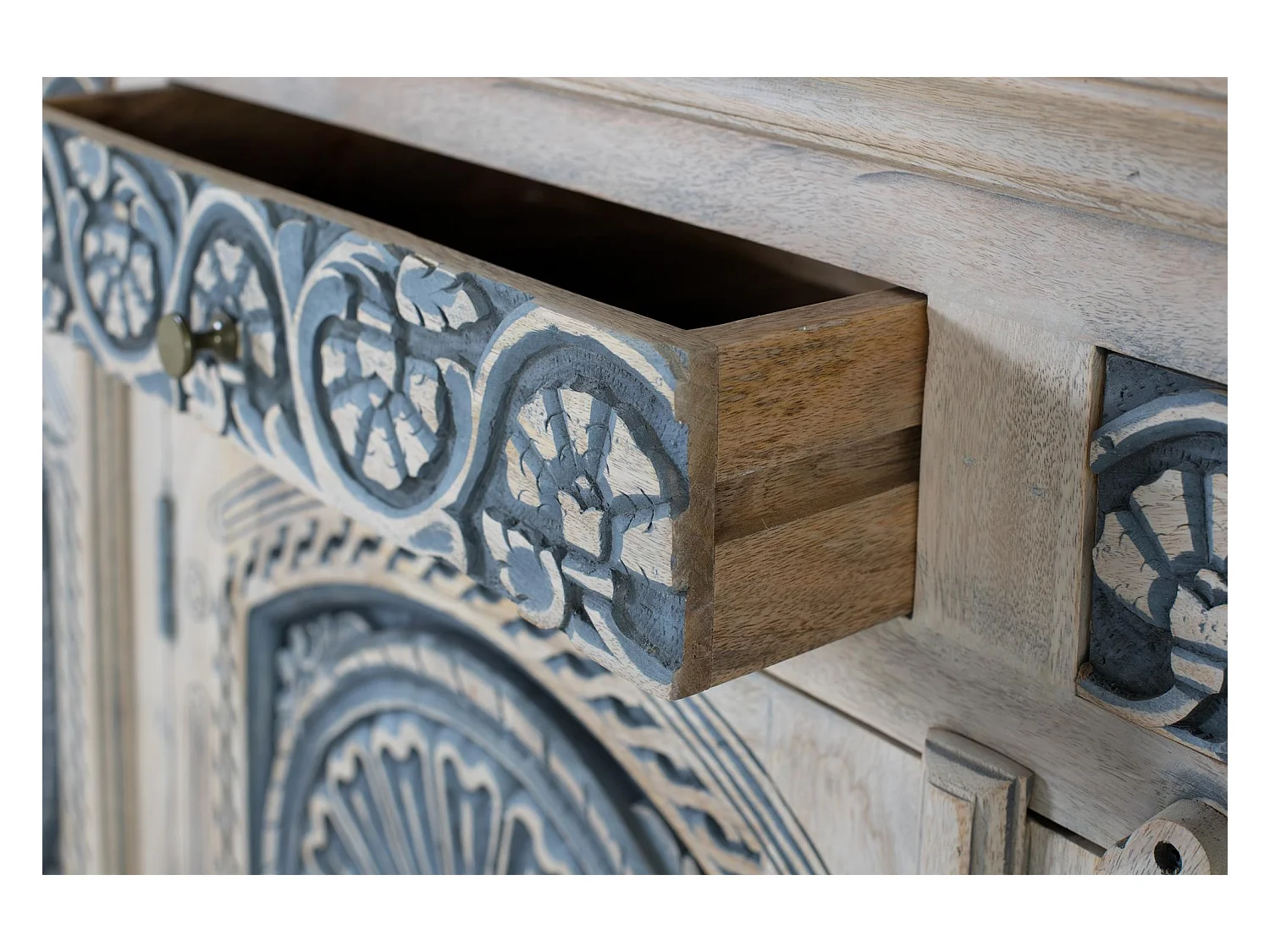 Credenza in legno massello di mango con tre cassetti e tre ante