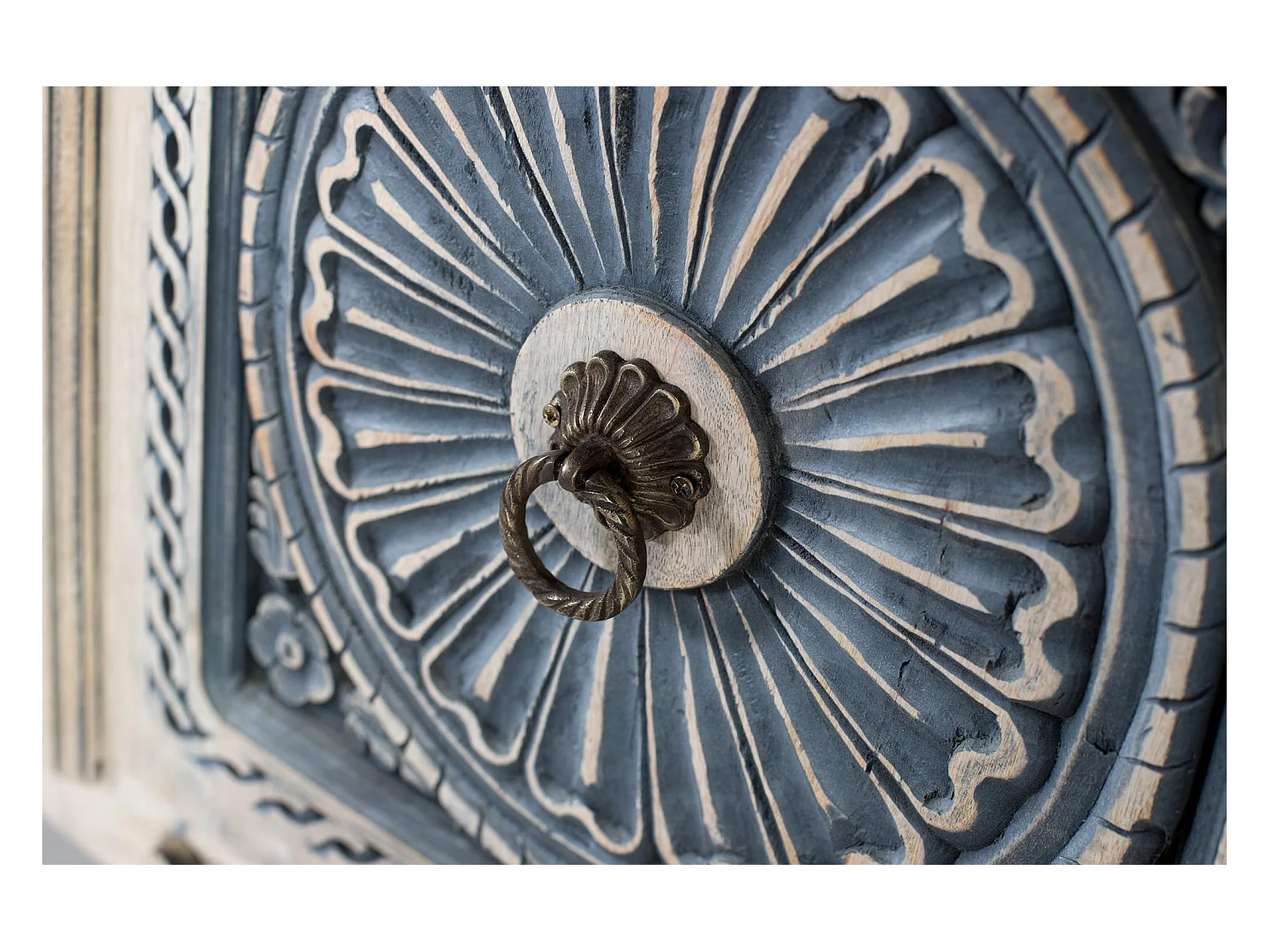 Credenza in legno massello di mango con tre cassetti e tre ante