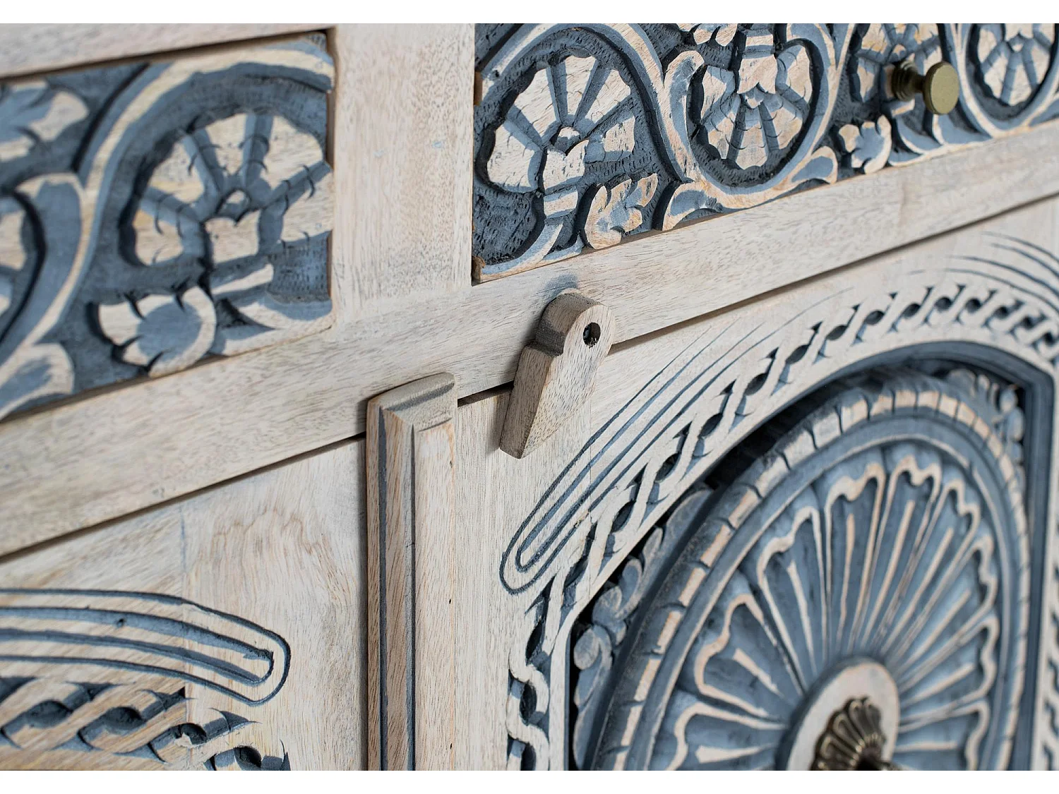 Buffet en bois de manguier massif avec trois tiroirs et trois portes