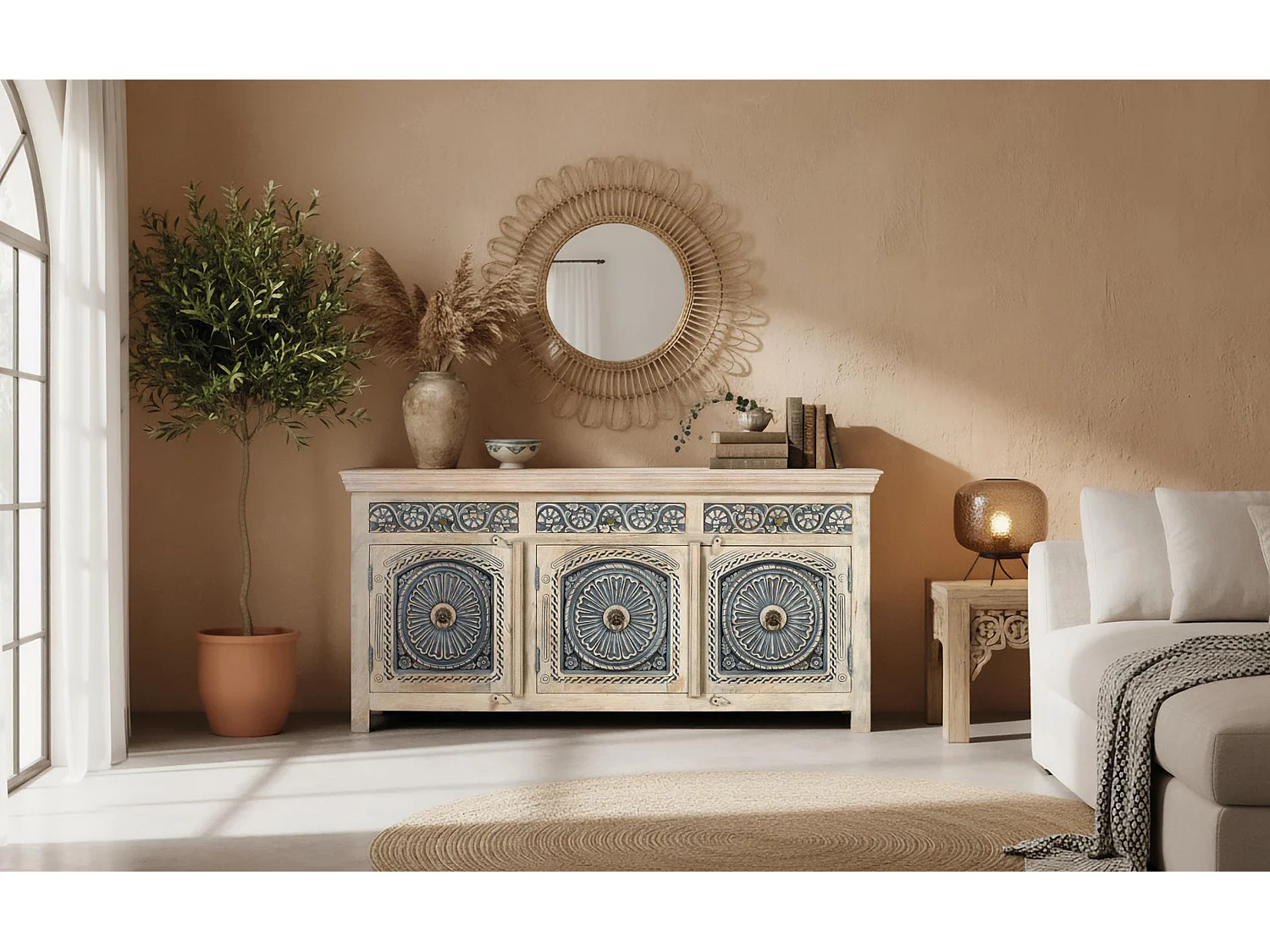 Buffet en bois de manguier massif avec trois tiroirs et trois portes