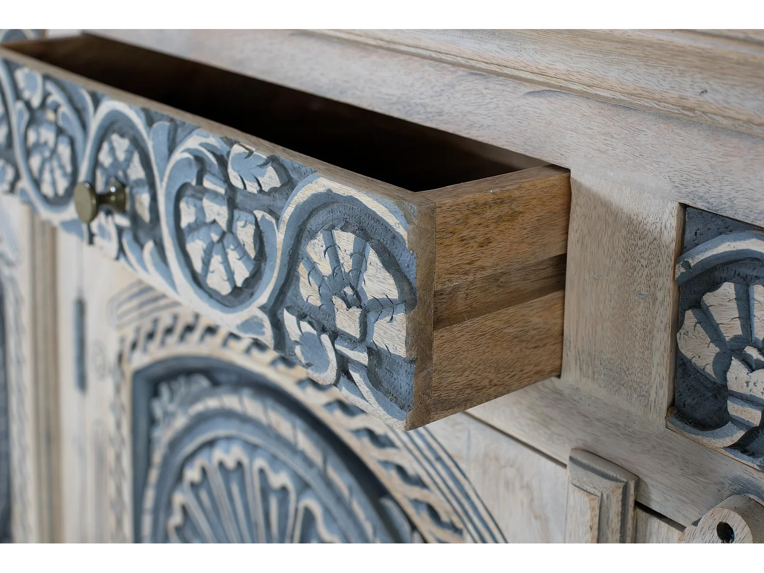 Buffet en bois de manguier massif avec trois tiroirs et trois portes