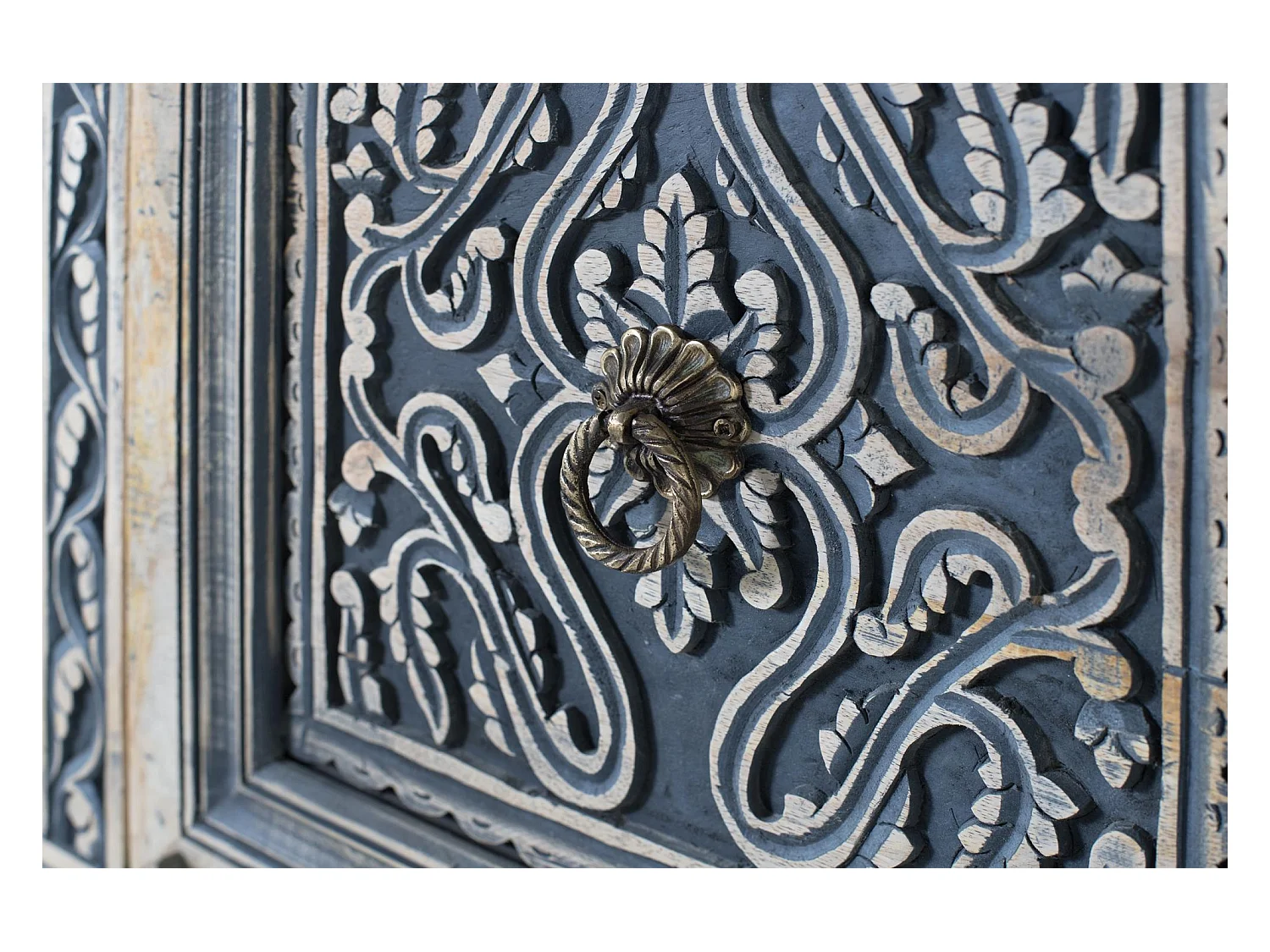 Sideboard mit drei Schubladen und vier Türen aus Sheeshamholz