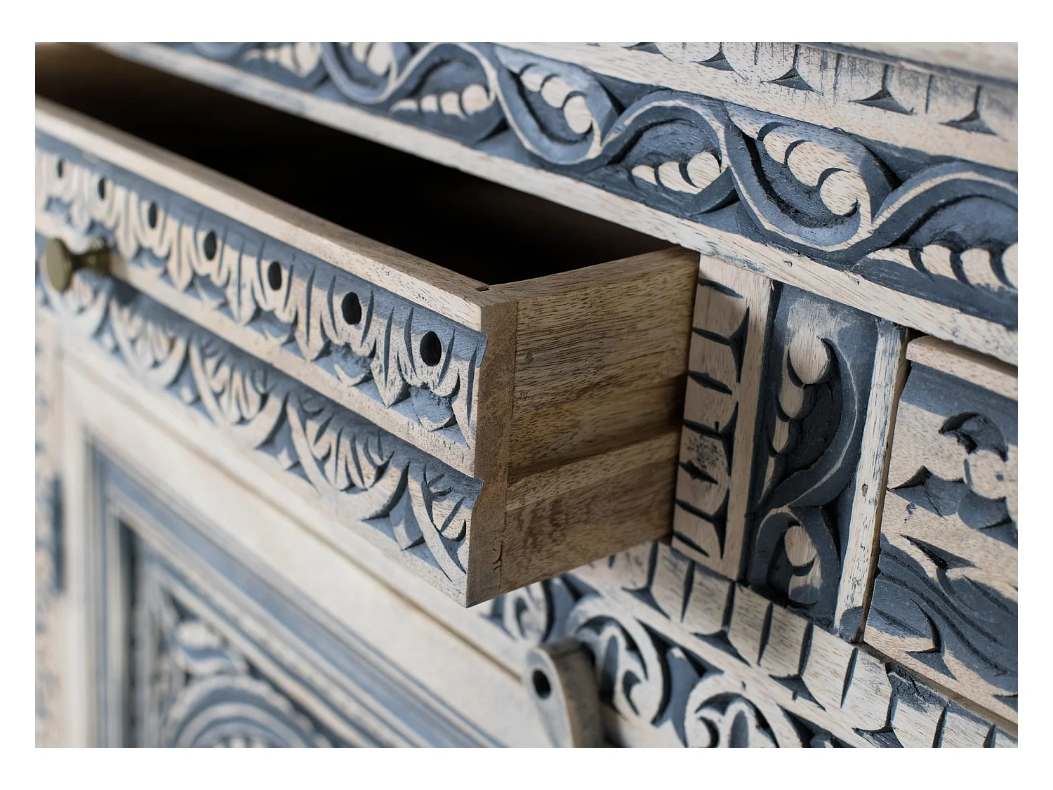 Sideboard mit drei Schubladen und vier Türen aus Sheeshamholz