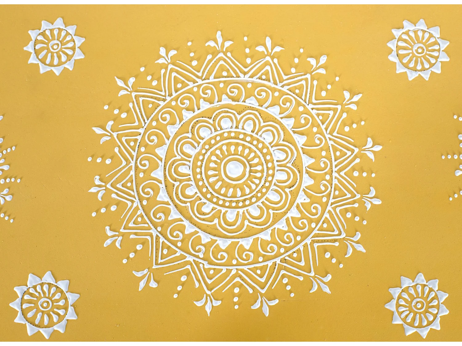 Sideboard aus Mangoholz mit handdekorierter Tür