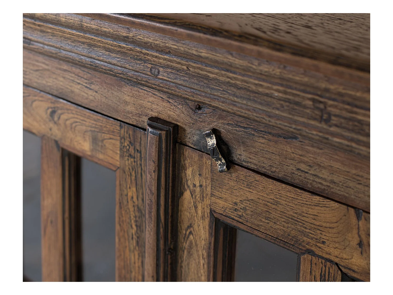 Handgesneden dressoir van gerecycled teakhout