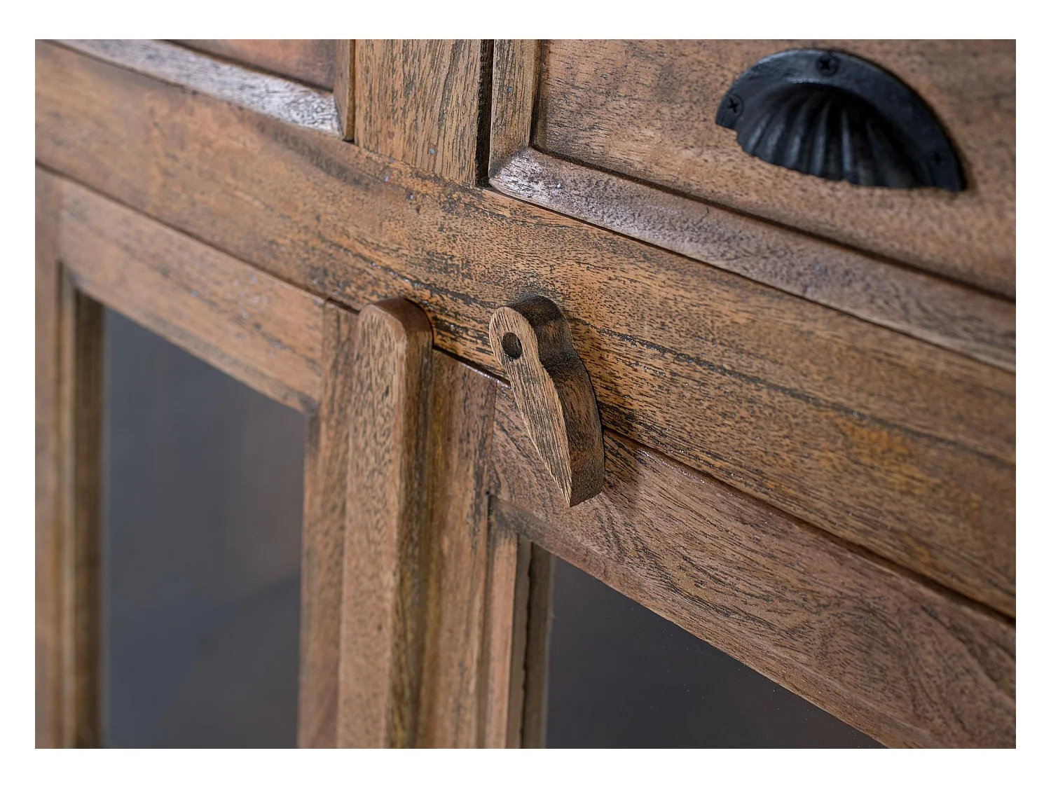 Hohes Sideboard aus Mangoholz mit handgeschnitzten Türen