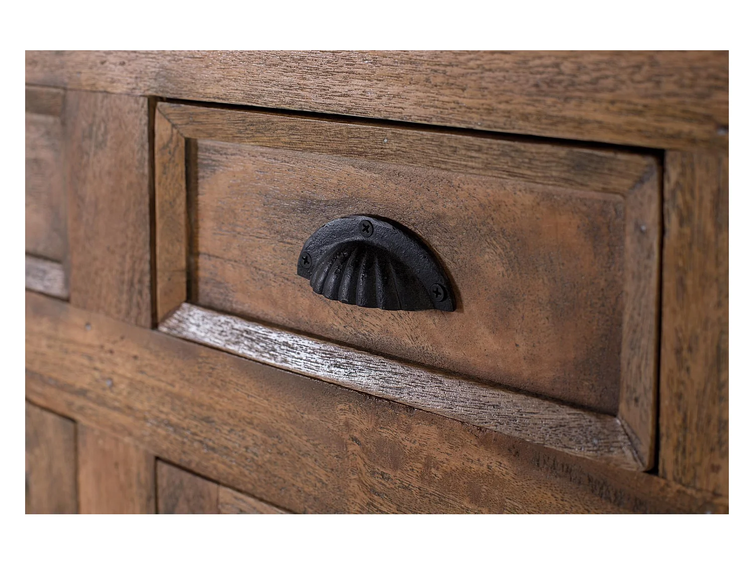 Hohes Sideboard aus Mangoholz mit handgeschnitzten Türen