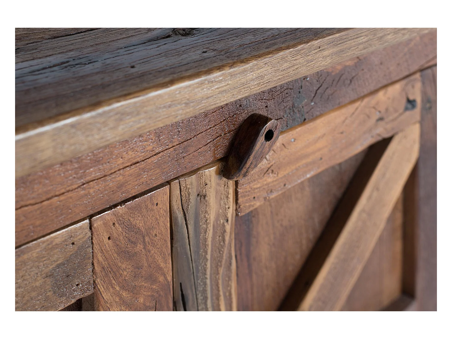 Buffet rustique à quatre portes, fabriqué à la main à partir de bois recyclé