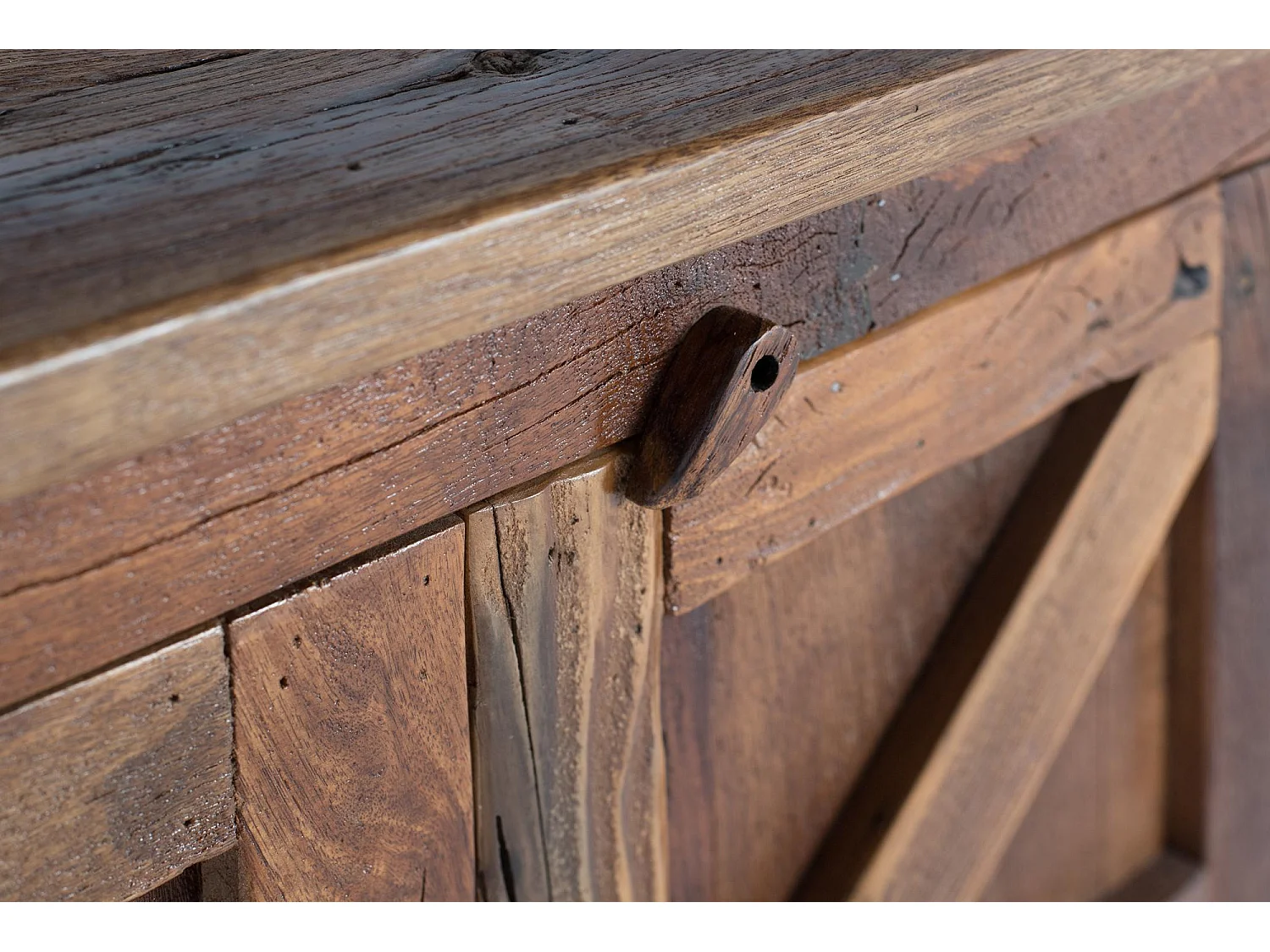 Buffet rustique à quatre portes, fabriqué à la main à partir de bois recyclé