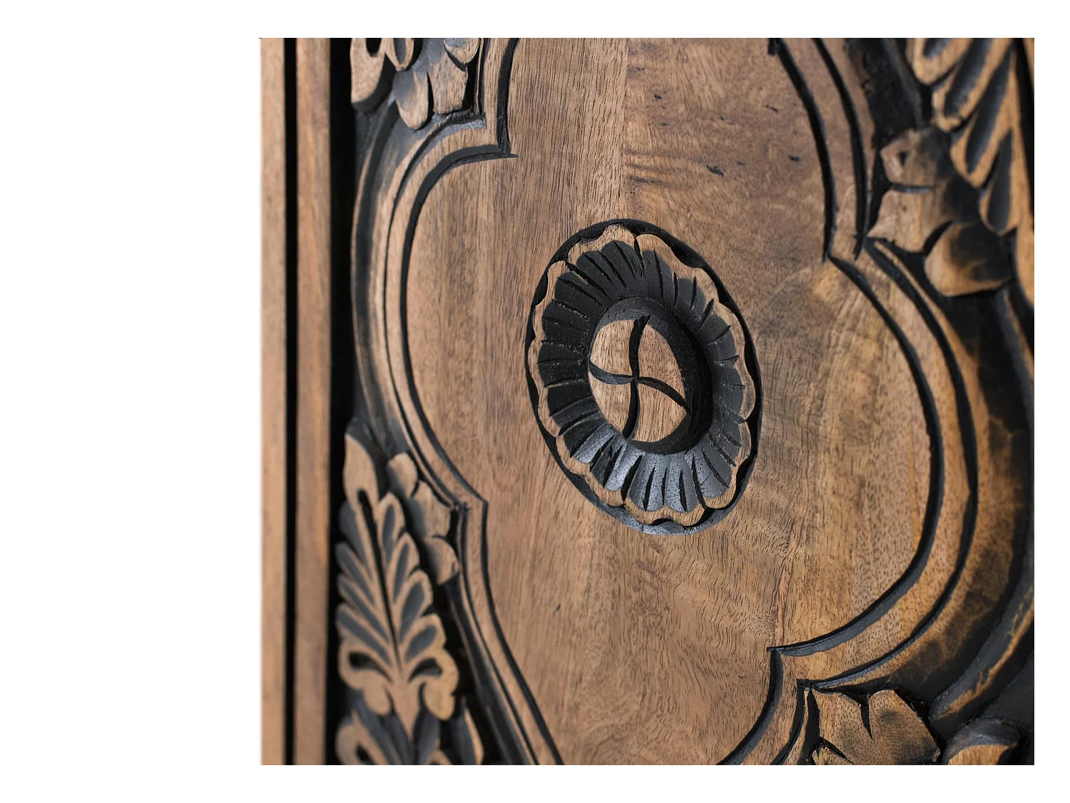 Hohes Sideboard aus Mangoholz und handbemalten Details