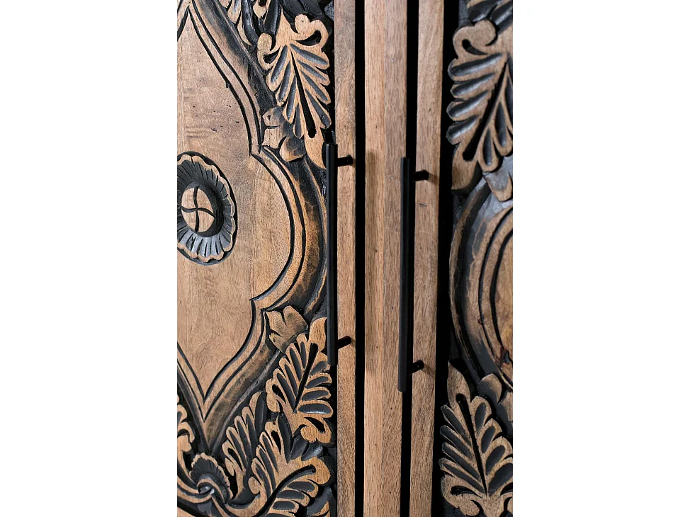 Hohes Sideboard aus Mangoholz und handbemalten Details