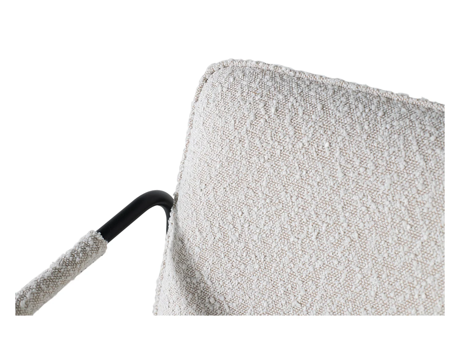 Ensemble de deux fauteuils tapissés de tissu beige et matelassé