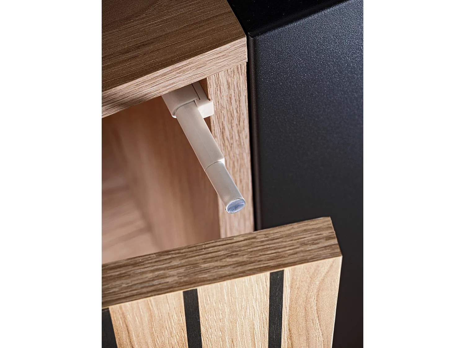 Parete attrezzata moderna a strisce con biocamino 320x192 rovere e stampa a strisce nere PAP145