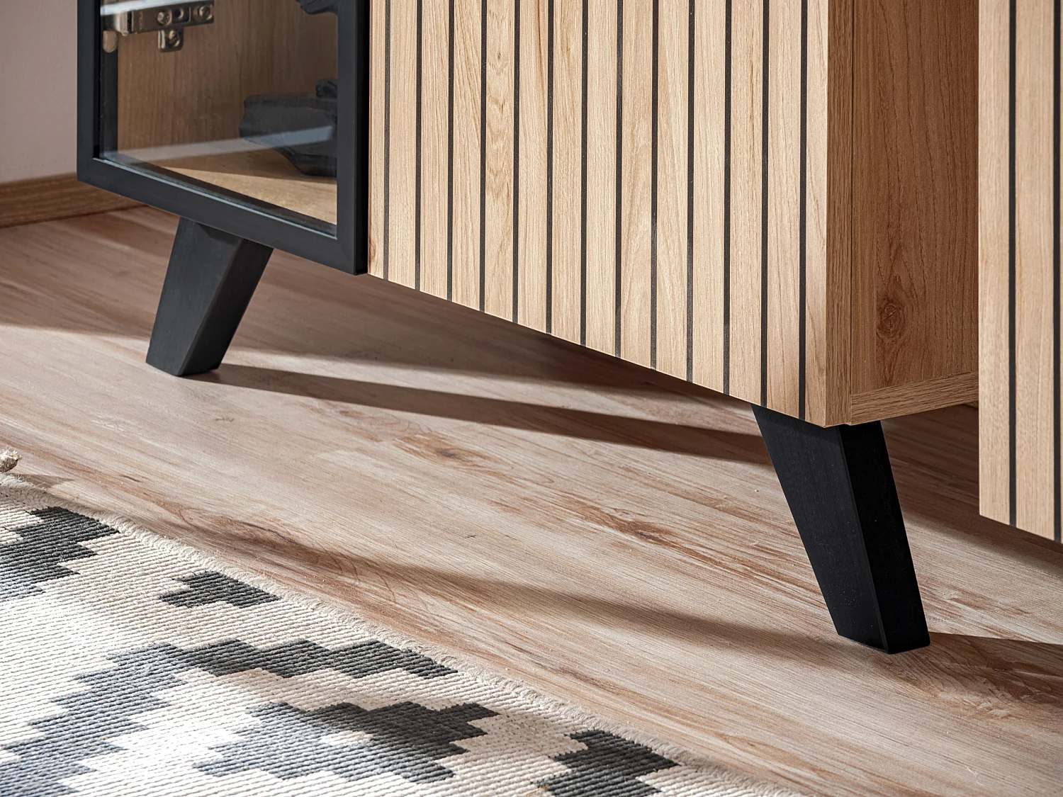 Parete attrezzata moderna a strisce con biocamino 320x192 rovere e stampa a strisce nere PAP145