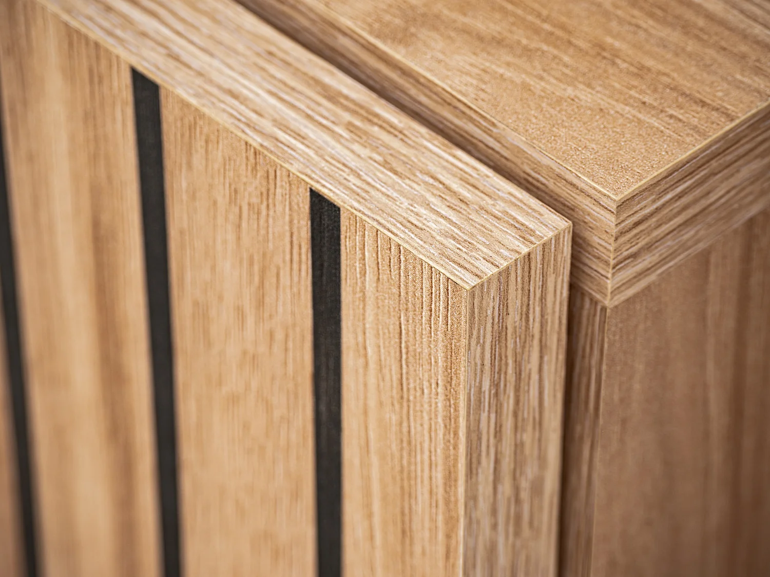 Parete attrezzata moderna a strisce con biocamino 320x192 rovere e stampa a strisce nere PAP145