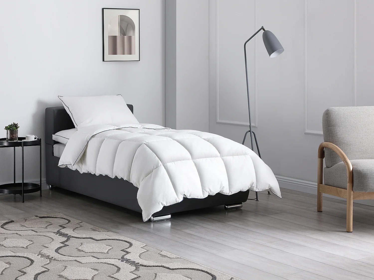 Pack couette enfant anti-acariens tempérée 140 x 200 cm + 1 oreiller 65 x 65 cm - Enveloppe en satin - Blanc passepoil bleu - PRESTIGIA de Palacio