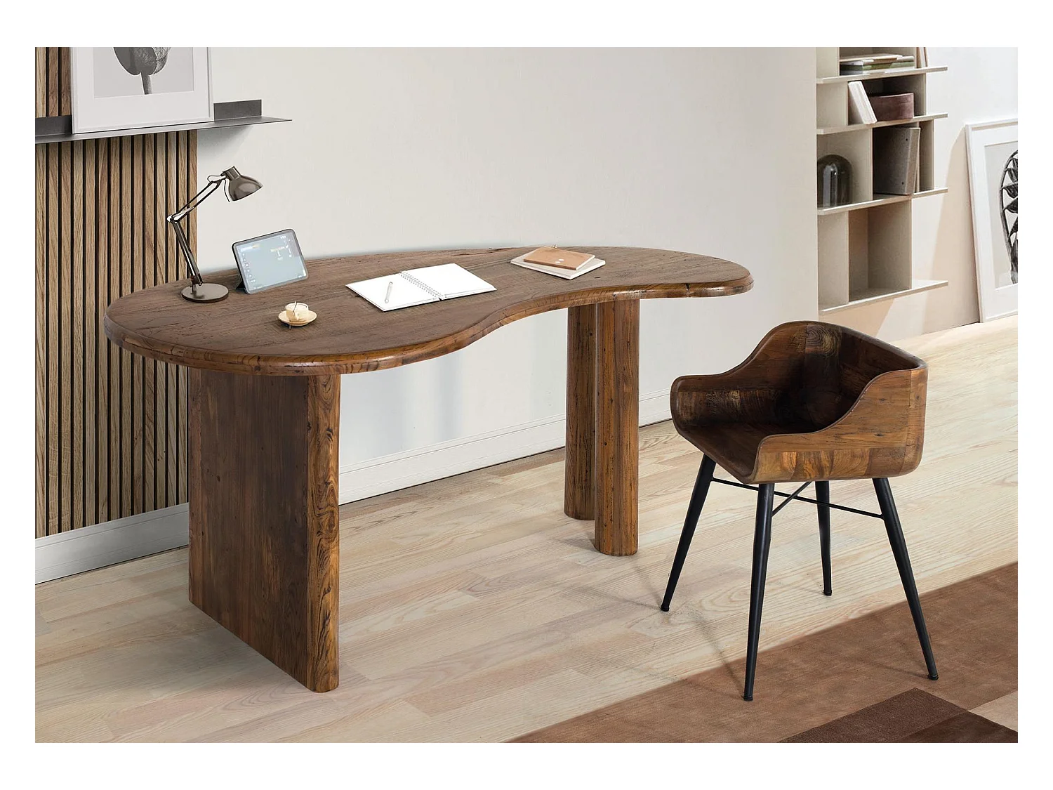 Eettafel in rustieke stijl van teakhout