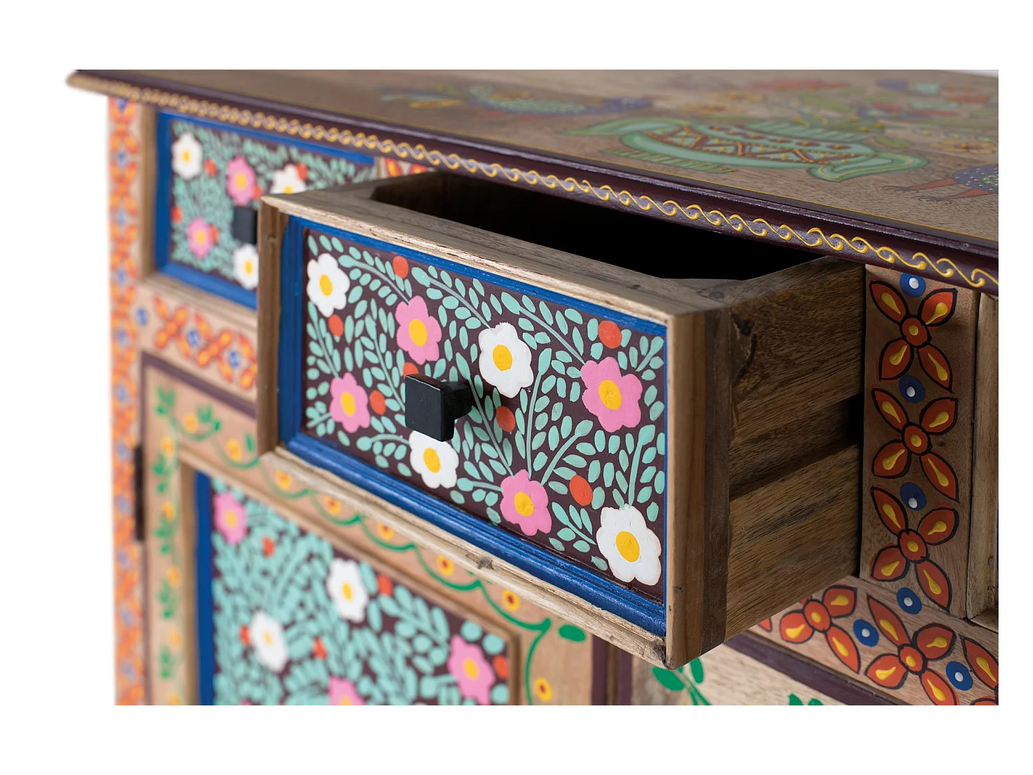 Mangohouten hal met handbeschilderde deur