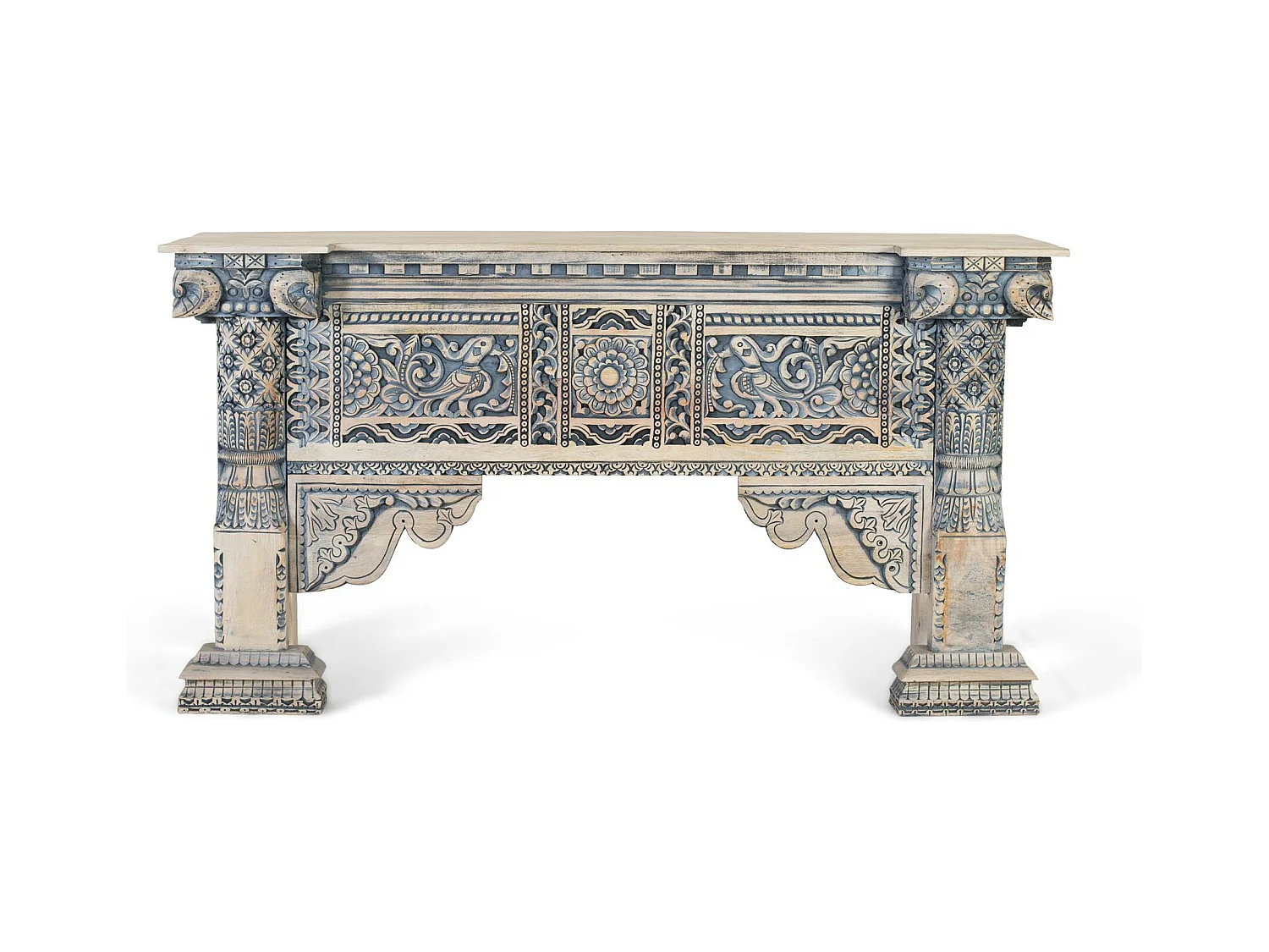 Entreehal van mangohout met handgesneden zuilen