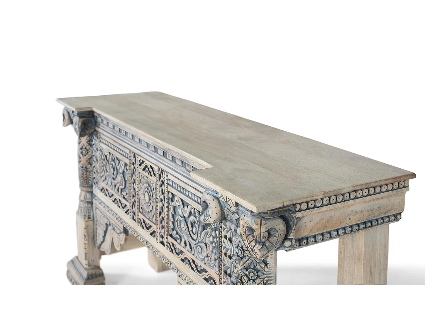 Entreehal van mangohout met handgesneden zuilen