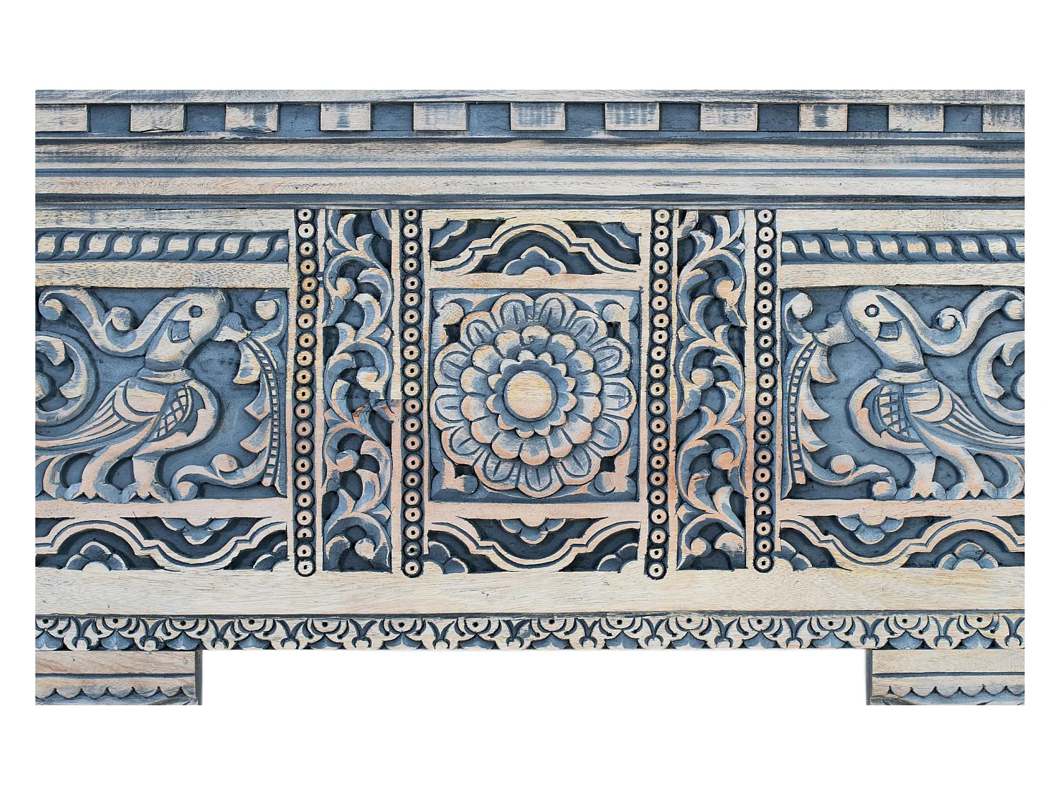 Entreehal van mangohout met handgesneden zuilen