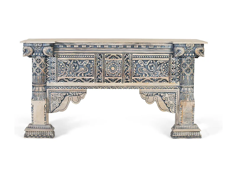 Hall de entrada em madeira de mangue com colunas esculpidas no piso principal.