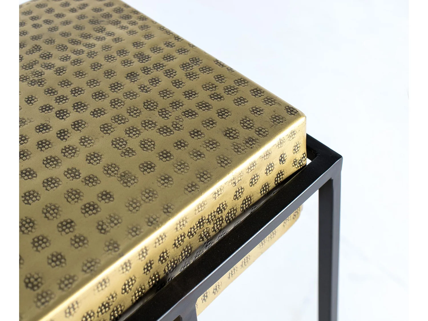 Consola fabricada en acero y patas de hierro dorada 123cm