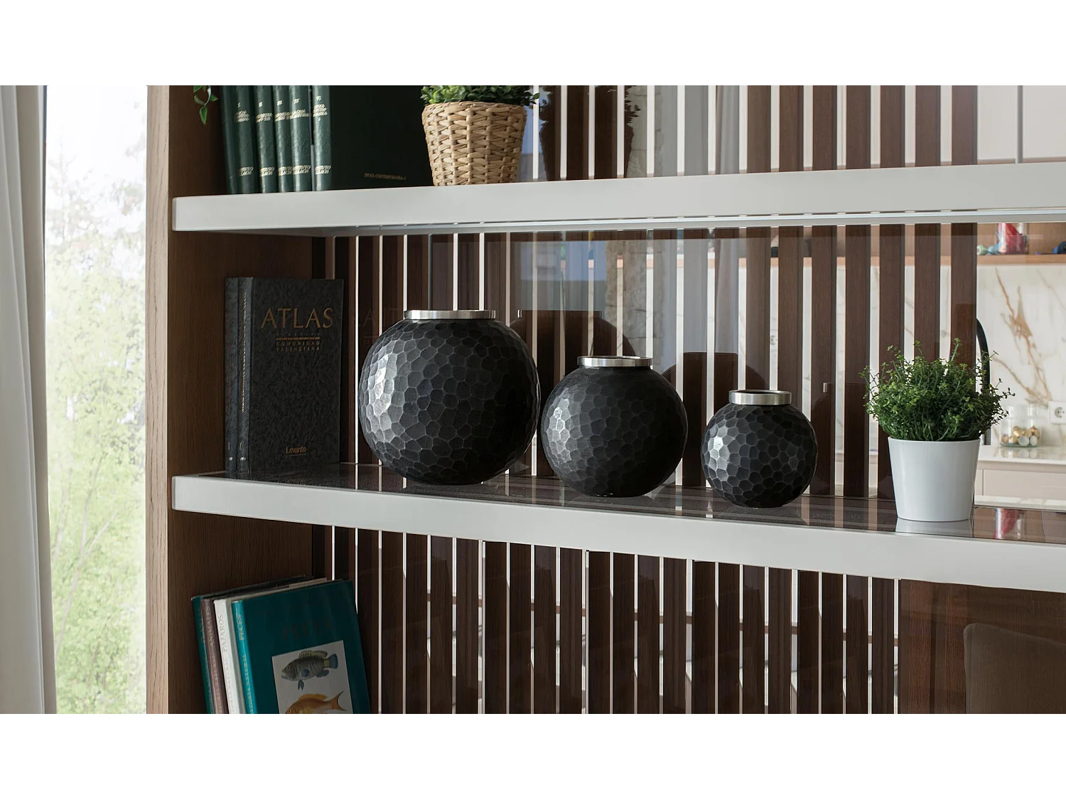 Ensemble de trois bols décoratifs en métal doré