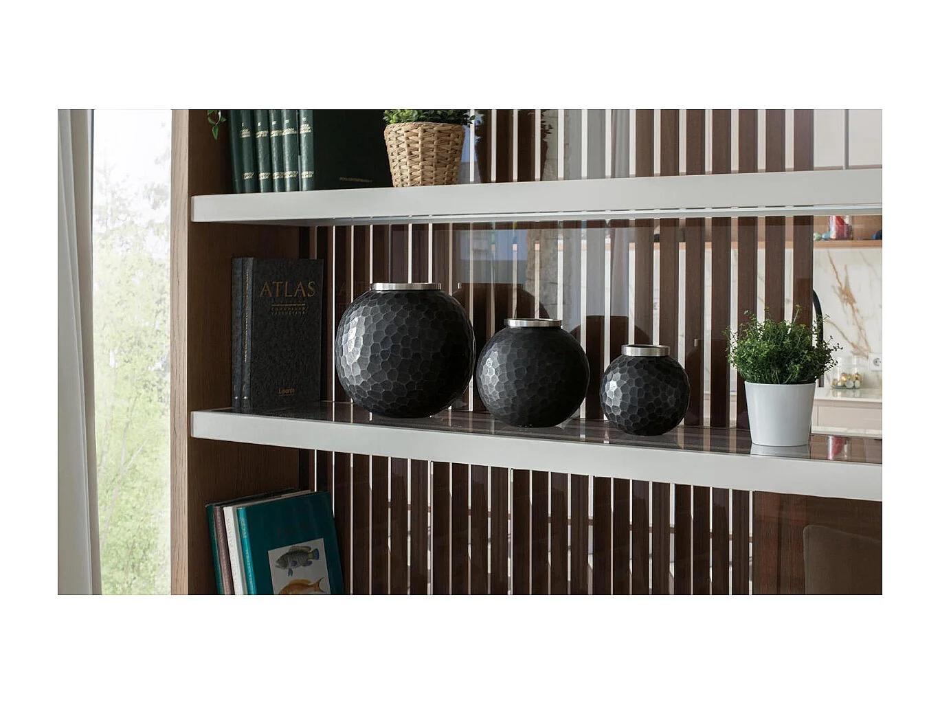 Set de tres cuencos decorativos fabricados en metal dorado