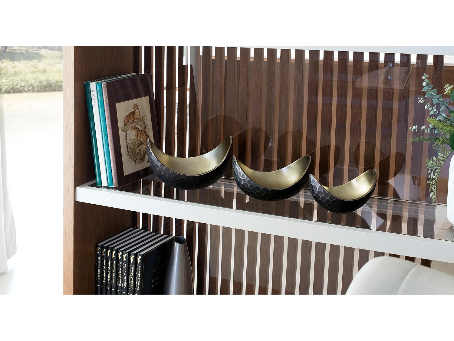Set de tres cuencos decorativos fabricados en metal dorado