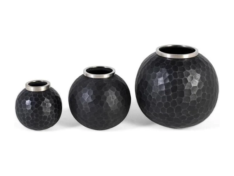 Ensemble de trois vases en métal gris foncé