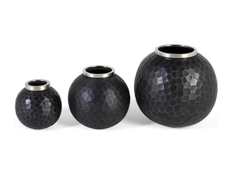 Ensemble de trois vases en métal gris foncé