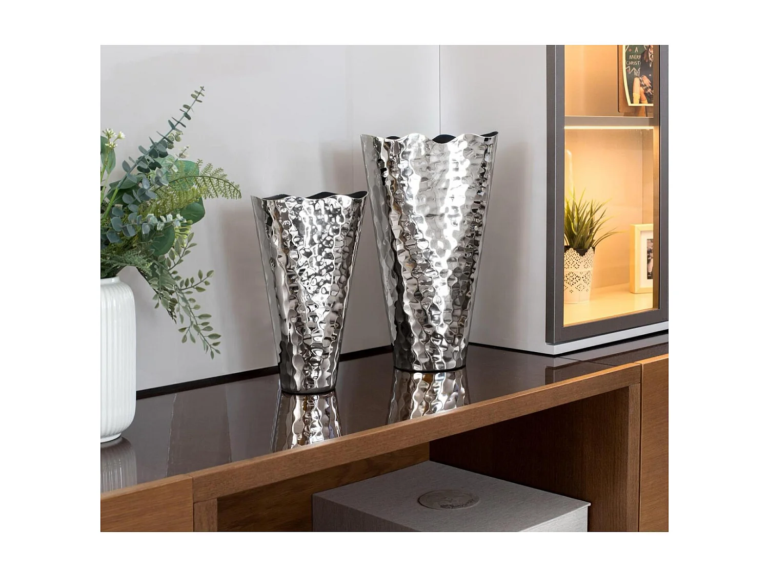 Ensemble de deux vases en aluminium avec une finition brillante