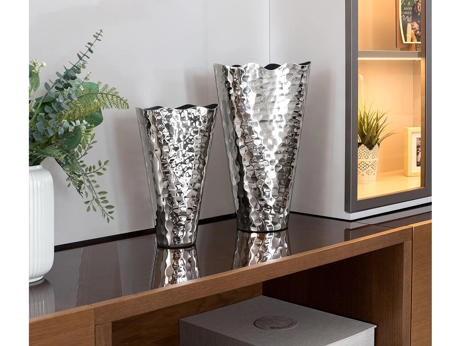 Ensemble de deux vases en aluminium avec une finition brillante