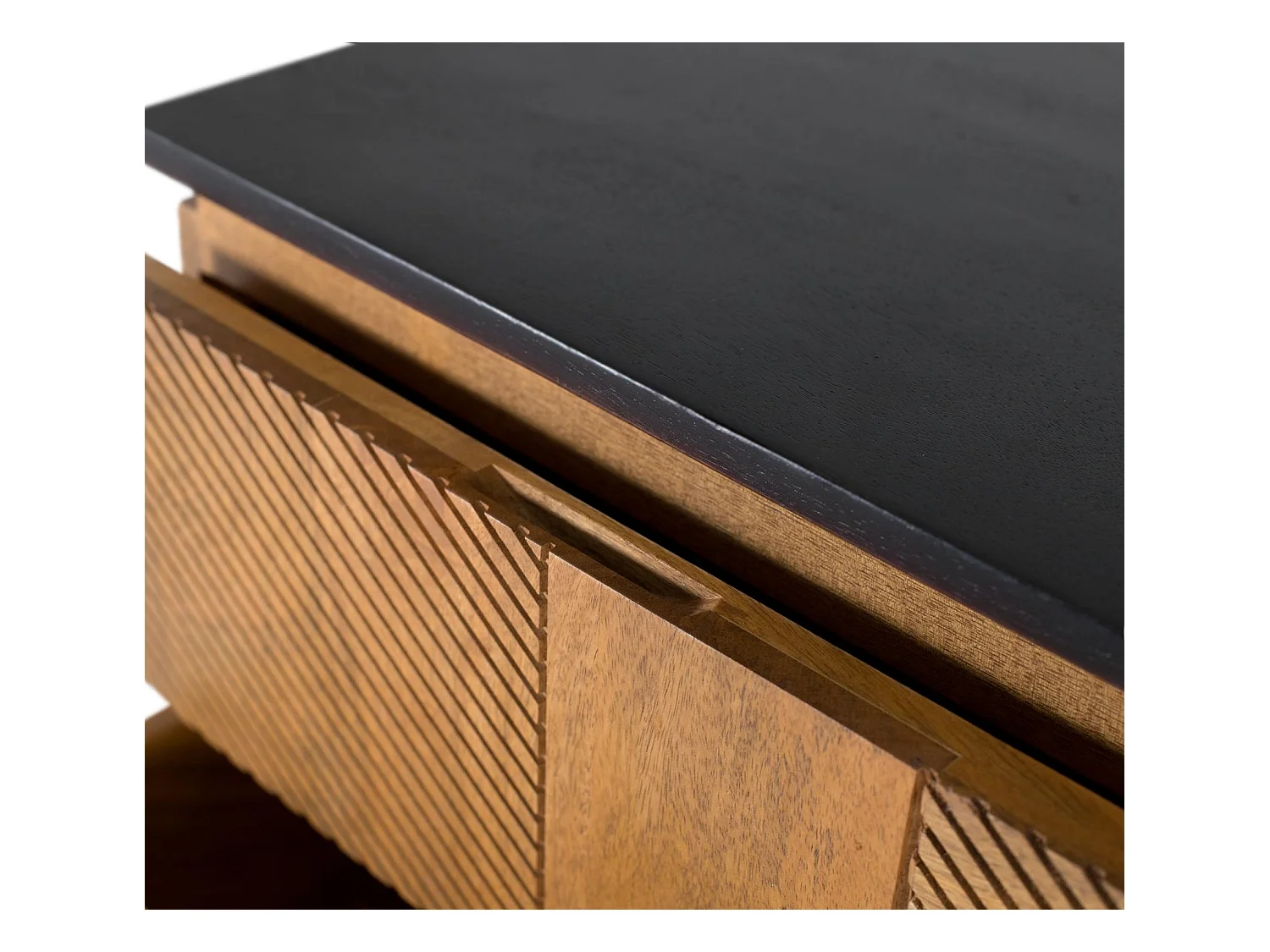 Mesa de cabeceira em madeira de manga com acabamento natural