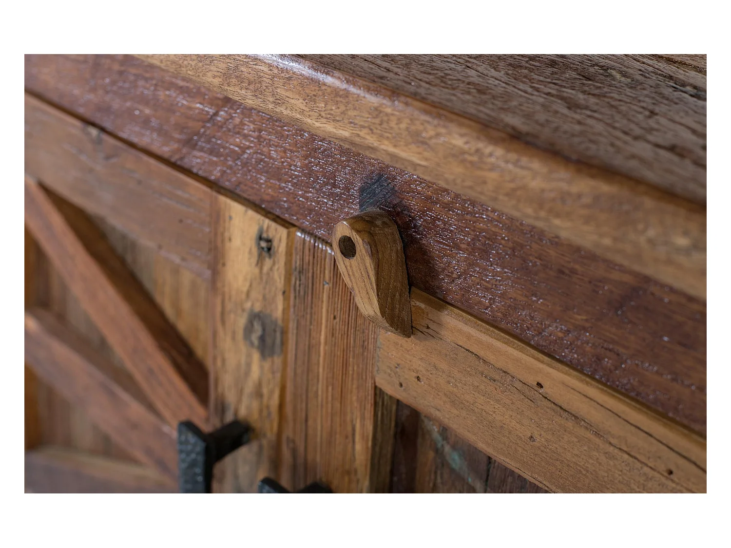 Móvel de TV com 2 portas, 1 gaveta e um nicho feito de madeira reciclada