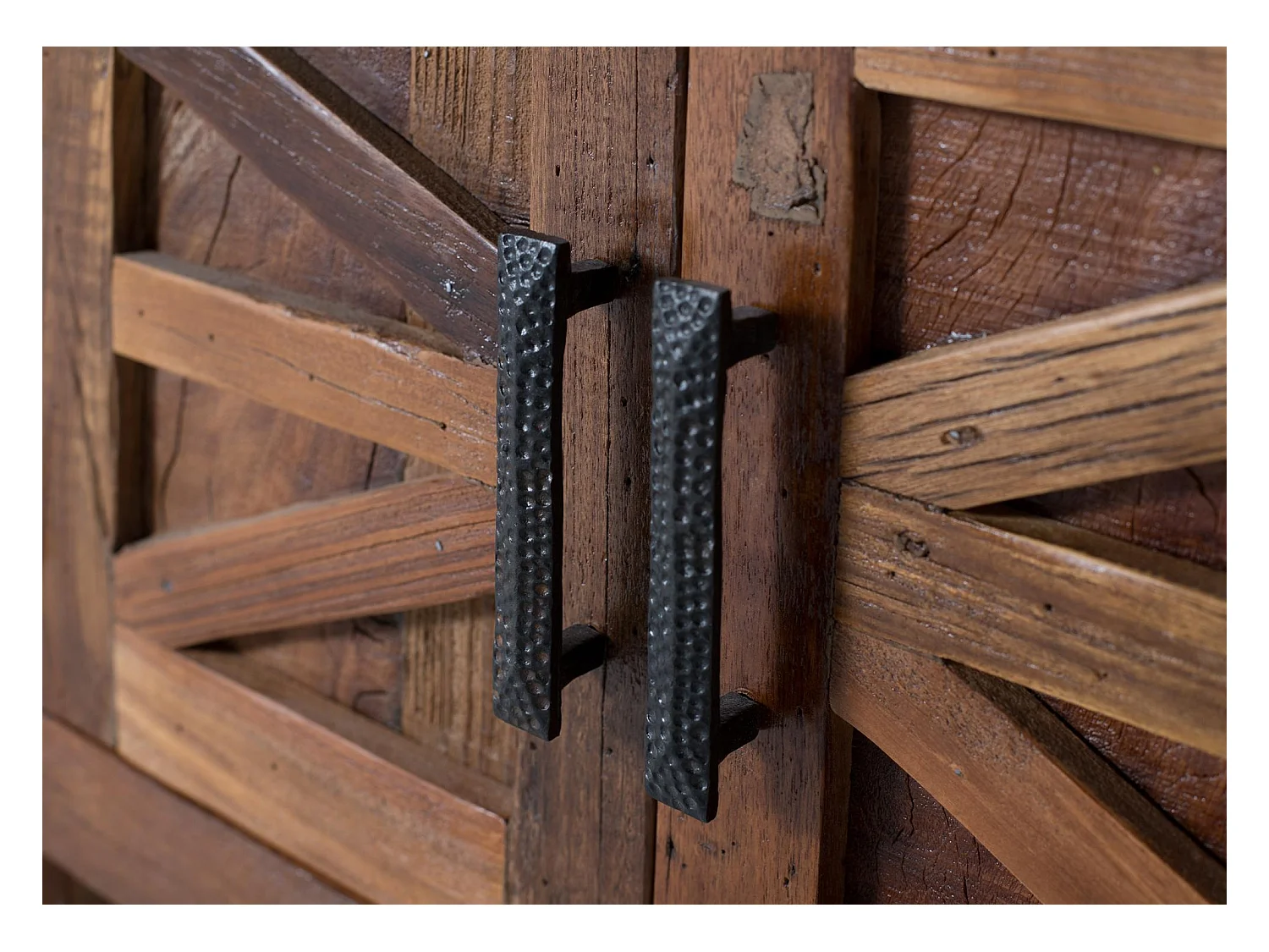 Móvel de TV com 2 portas, 1 gaveta e um nicho feito de madeira reciclada