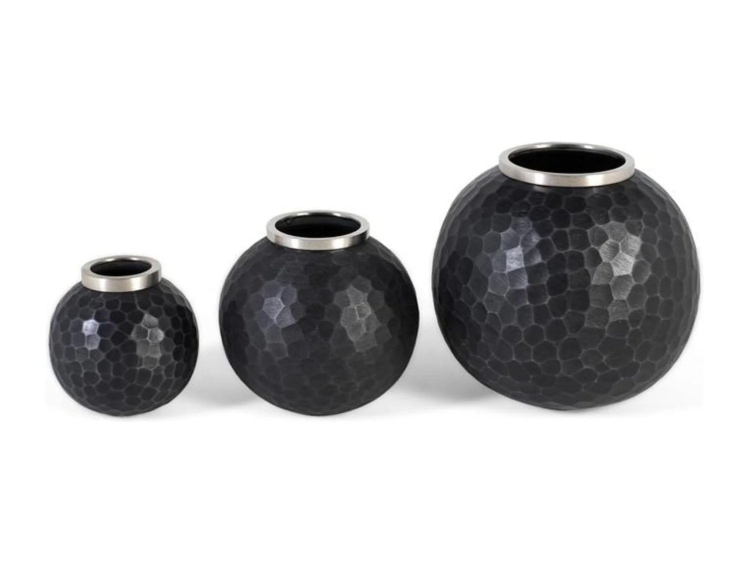 Ensemble de trois vases en métal gris foncé
