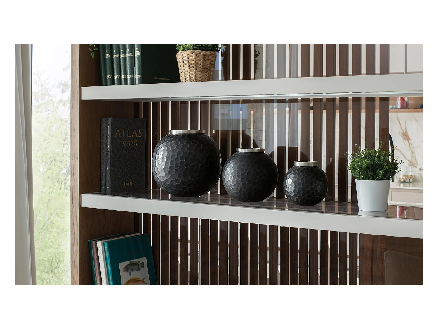 Ensemble de trois vases en métal gris foncé