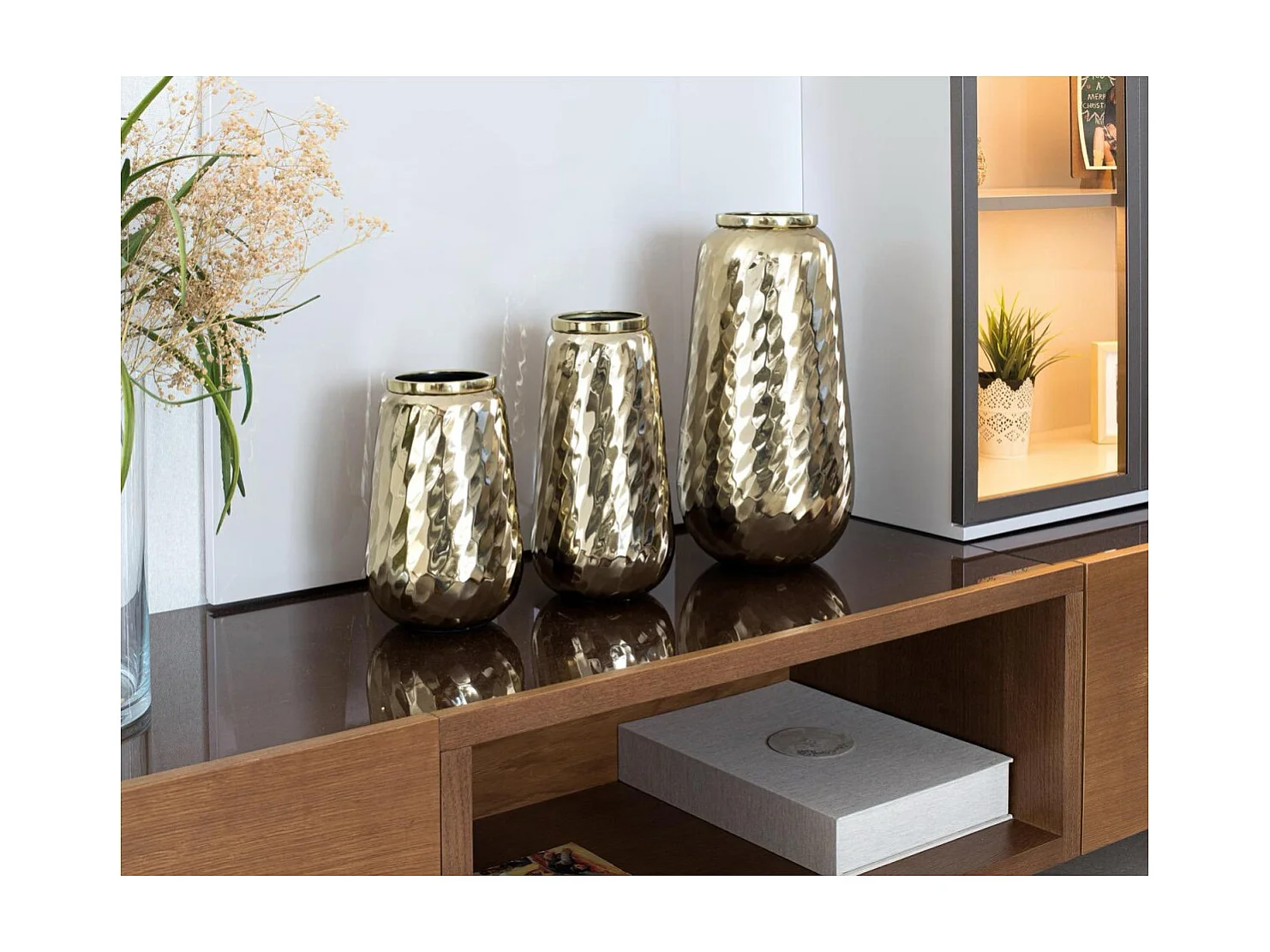 Ensemble de trois vases décoratifs en métal doré