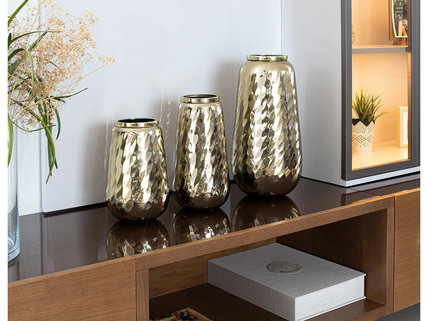 Ensemble de trois vases décoratifs en métal doré