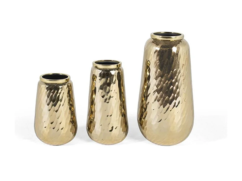 Ensemble de trois vases décoratifs en métal doré