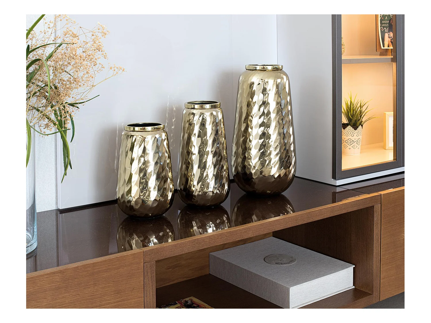 Ensemble de trois vases décoratifs en métal doré