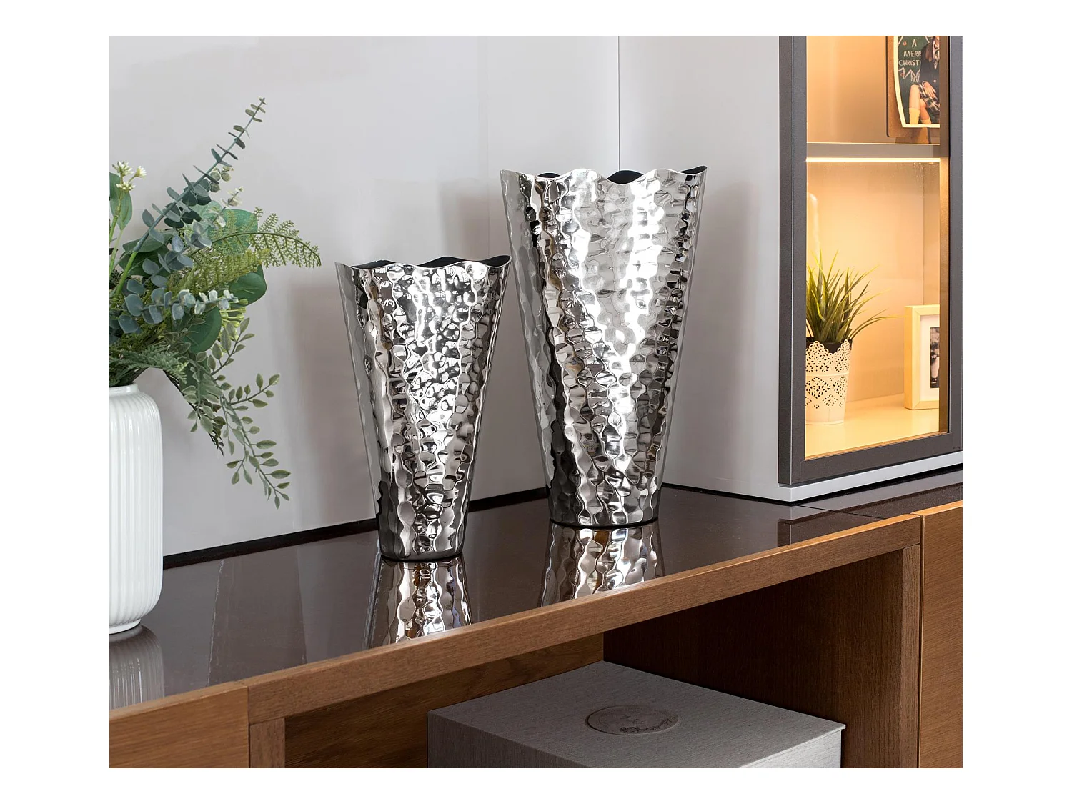 Ensemble de deux vases en aluminium avec une finition brillante