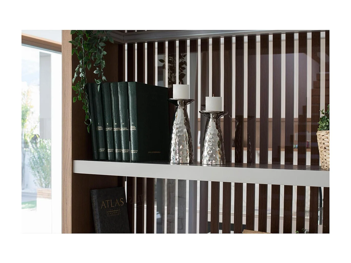 Ensemble de deux vases en aluminium avec une finition brillante